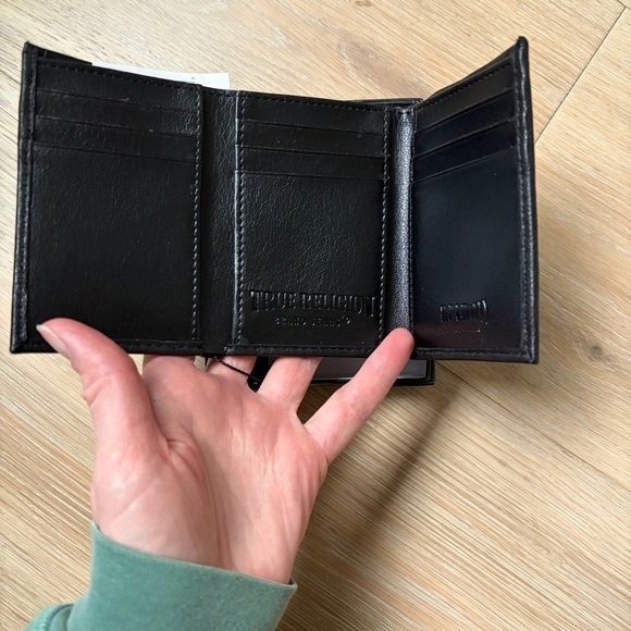 True Religion Men's Leather Slim Bi-Fold Wallet RFID Protection NWT $45 Gift Box - Picture 3 of 5